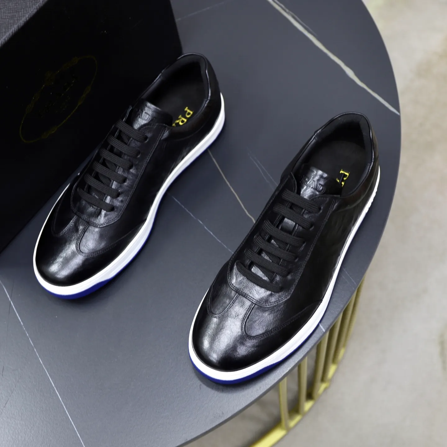Factory price: 💰640 Prada classic men’s lace-up casual shoes | Imported cowhide upper | Upper stitching layered design, light and breathable | Soft and comfortable | Decorated with PRADA letters on the side | Distinctive sports style, showing the brand style | Lightweight concave and convex pattern rubber soles | Matched with cowhide foot pad lining | Excellent foot feel, fashionable and elegant | Size: 38-44 (45 customized)